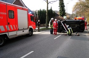 Feuerwehr Essen: FW-E: 70-jähriger überschlägt sich mit seinem PKW