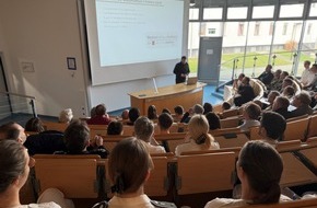 Presse- und Informationszentrum des Sanitätsdienstes der Bundeswehr: Erste Einführungsveranstaltung für Medizinstudierende am Medizincampus Koblenz - Praxisorientierte Ausbildung am BundeswehrZentralkrankenhaus Koblenz gestartet