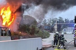 Feuerwehr Dinslaken: FW Dinslaken: Brannte Aufenthaltscontainer im Gewerbegebiet.