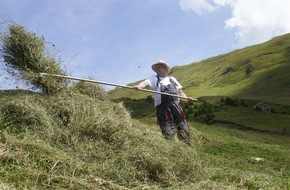 Caritas Schweiz / Caritas Suisse: Caritas-Montagnards propose des bénévoles à des familles de paysans de montagne en détresse / Les paysans de montagne suisses ont besoin de 700 bénévoles