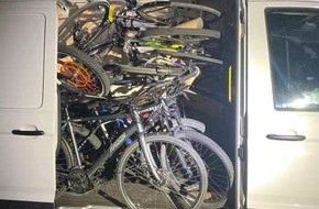 Polizeidirektion Hannover: POL-H: Hannover-Ledeburg: Transporter mit mehreren hochwertigen Fahrrädern sichergestellt - Polizei sucht Besitzer