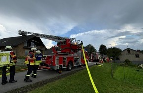 Feuerwehr Hüllhorst: FW Hüllhorst: Wohnhaus Dachstuhlbrand in der Gemeinde Hüllhorst