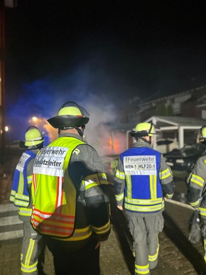 FW-WRN: Ausgedehnter Carportbrand in der Mozartstraße