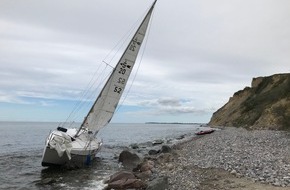 Landeswasserschutzpolizeiamt Mecklenburg-Vorpommern: LWSPA M-V: Alleinsegler strandet an der Steilküste von Hiddensee