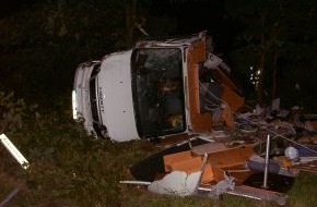 Polizeiinspektion Cuxhaven: POL-CUX: Junger Fahrer misschatet Vorfahrt - Fahrer und 16-jährige Beifahrerin schwer verletzt (diese Meldung der Polizei enthält Bildanlagen)