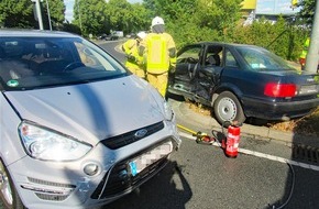 Polizei Mettmann: POL-ME: Ehepaar bei Autounfall leicht verletzt - 2607062