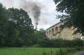 Feuerwehr Altenbeken: FW-PB: Aussichtsplattform am Viadukt abgebrannt