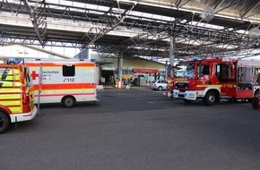 Feuerwehr VG Asbach: FW VG Asbach: Stapler brennt in Getränkemarkt