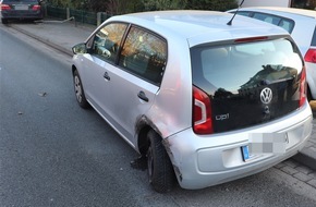 Kreispolizeibeh&ouml;rde H&ouml;xter: POL-HX: 20-J&auml;hriger f&auml;hrt auf geparkten Pkw