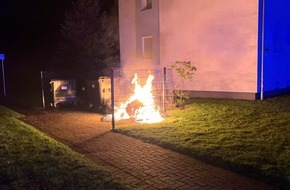 Polizei Duisburg: POL-DU: Wanheimerort: Mülltonnen und Altpapiercontainer in Vollbrand - Wer hat verdächtige Beobachtungen gemacht?