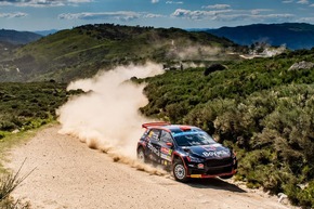 Dominanter WRC2-Dreifachsieg: Škoda Fabia RS Rally2 meistern die rauen Schotterpisten der Rallye Portugal