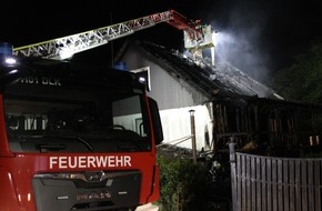 Freiwillige Feuerwehr der Stadt Lohmar: FW-Lohmar: N&auml;chtlicher Vollbrand eines Fertighauses