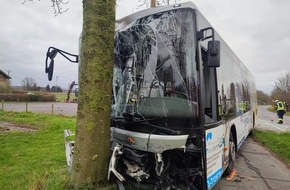 Freiwillige Feuerwehr Bedburg-Hau: FW-KLE: Verkehrsunfall mit Linienbus