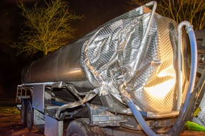 FW-RD: Milchlaster fährt gegen Baum - L128 zwischen Gokels und Seefeld vollgesperrt