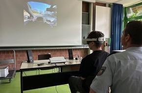 Polizei Hagen: POL-HA: Verkehrssicherheitstag am Gymnasium Hohenlimburg - Verkehrssicherheitsberater der Polizei Hagen sensibilisieren etwa 90 Schülerinnen und Schüler für die Gefahren im Straßenverkehr