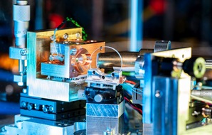 Fraunhofer Institut für Angewandte Festkörperphysik IAF: Mit Halbleiter-Scheibenlasern zum Quanteninternet