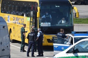 Bundespolizeiinspektion Klingenthal: BPOLI KLT: Zweitägiger Fahndungseinsatz der Bundespolizei zur Bekämpfung der Urkundenkriminalität mit Unterstützung weiterer Sicherheitspartner - Fast 600 Personen und 80 Fahrzeuge kontrolliert