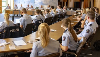 Kreispolizeibehörde Borken: POL-BOR: Abteilungsleiter Frank Burre begrüßt 38 Studierende zum ersten Praktikum