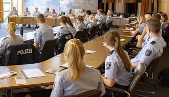 Kreispolizeibehörde Borken: POL-BOR: Abteilungsleiter Frank Burre begrüßt 38 Studierende zum ersten Praktikum