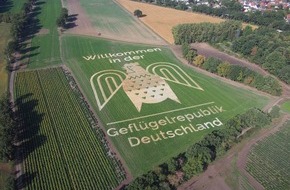 Zentralverband der Deutschen Geflügelwirtschaft e.V.: Spektakulärer Hingucker am Flughafen Hannover: "Geflügelrepublik Deutschland" grüßt mit XXL-Logo