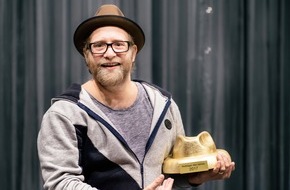 Gemeinschaft Deutscher Hutfachgeschäfte e.V.: Gregor Meyle zum `Hutträger des Jahres 2017´ gekürt / Der Hut ist ständiger Begleiter des Singer-/Songwriters; dafür erhielt er den  Hut-Award des Hutverbandes GDH e.V. am internationalen Tag ...