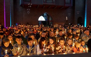 Erzbistum Paderborn: Friedenslicht aus Bethlehem in Dortmund ausgesendet – „Ein Funke Mut“ leuchtet in die Region