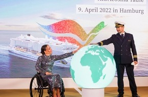 AIDA Cruises: Die Ausnahmesportlerin Kristina Vogel tauft AIDAcosma in Hamburg