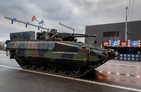 PIZ Heer: Parade in Litauen: Schützenpanzer Puma fahren durch Vilnius