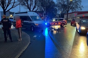Polizei Duisburg: POL-DU: Bergheim: Transporter und Fahrrad kollidieren - eine Person leicht verletzt