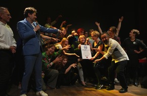 Mit Performance-Marathon – Hamburger Improvisationstheater holt in 86 Stunden den Weltrekord