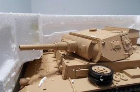 Hauptzollamt Singen: HZA-SI: Panzer sind kein Spielzeug - ZOLL entdeckt zwei Modellpanzer ohne CE-Kennzeichen in Postpaket