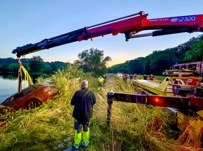 FW-BO: Schwimmer entdecken PKW in der Ruhr - Abendlicher Feuerwehreinsatz in Stiepel