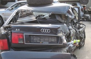 Polizeiinspektion Hildesheim: POL-HI: Erneut schwerer Unfall auf der BAB 7  Audi bleibt nach Defekt auf Überholfahrstreifen stehen, Crafter fährt auf