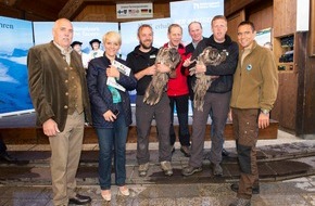 Nationalpark Hohe Tauern und Tiroler Naturparks: Seit über 20 Jahren wird der größte Greifvogel Europas, der Bartgeier, wieder in den Alpen angesiedelt - BILD