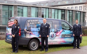 Wiesbaden - Polizeipräsidium Westhessen: POL-WI: "110-Der Code für Deine Zukunft" - Neues Fahrzeug für die Einstellungsberatung des Polizeipräsidiums Westhessen (FOTO)