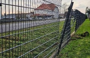 Polizeiinspektion Göttingen: POL-GÖ: (404/2025) Hoher Sachschaden an Gewerbezaun: Ermittlungen wegen Unfallflucht in Lutterberg