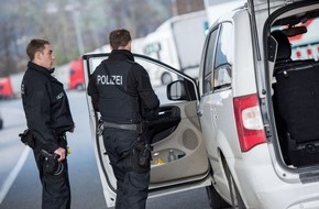 Bundespolizeidirektion München: Bundespolizeidirektion München: Vor Zurückweisung: Führerschein abgegeben und Geldstrafe gezahlt - Bundespolizei beendet mutmaßliche Schleusertour auf A93