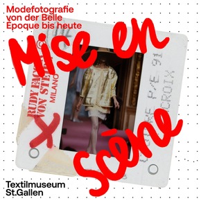 Neue grosse Sonderausstellung im Textilmuseum St.Gallen: &bdquo;Mise en Sc&egrave;ne. Modefotografie von der Belle Epoque bis heute&ldquo; ab dem 3. Juli 2026