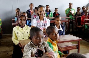 Stiftung Menschen für Menschen: Tag der Jugend: Menschen für Menschen und Sara Nuru erinnern an Millionen Kinder ohne Zugang zu Bildung (BILD)