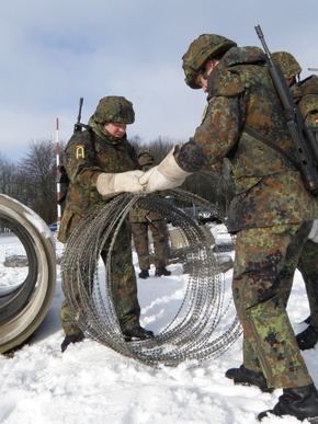 Deutsche Marine - Pressemeldung (Reportage): Bayerische Marinesoldaten kämpfen auf Bootsmannslehrgang gegen Schnee, Kälte und Übungsgegner - Sie sollen Vorgesetzte werden und umsichtig handeln