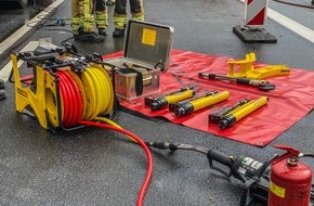 Feuerwehr Dresden: FW Dresden: Tödlicher Verkehrsunfall auf der Autobahn A17