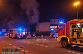 Feuerwehr Iserlohn: FW-MK: brennender Holzstapel an einem Wohnhaus