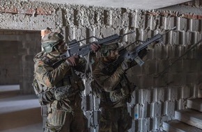 Unterstützungsbereich der Bundeswehr - Presse- und Informationszentrum: Operation "Bollwerk Bärlin" / Wachbataillon übt in Berlin den urbanen Kampf