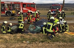 Polizeiinspektion Hameln-Pyrmont/Holzminden: POL-HM: Schwerer Verkehrsunfall auf der B 64 bei Eimen - Fahrzeugführer lebensgefährlich verletzt