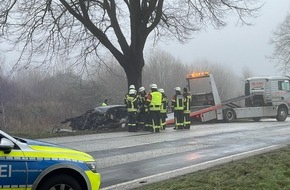 Kreisfeuerwehrverband Segeberg: FW-SE: Schwerer Verkehrsunfall mit Todesfolge auf der Bundesstr.4