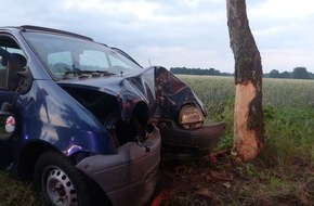 Polizei Minden-Lübbecke: POL-MI: Kleinwagen prallt gegen Baum - 19-jähriger Lübbecker verletzt