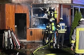 Feuerwehr Detmold: FW-DT: Verkaufstand am Donoperteich steht in Flammen
