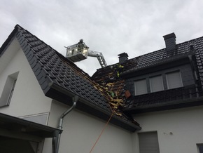 FW Lage: Dachstuhlbrand eines Wohnhauses - 01.01.2017 - 7:53 Uhr