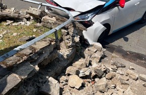 Polizei Rheinisch-Bergischer Kreis: POL-RBK: Bergisch Gladbach - Pkw-Fahrerin prallt gegen Mauer und verletzt sich schwer