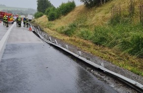 Autobahnpolizeiinspektion: API-TH: Lkw zerstört 40m Leitplanke auf der A 9 an der AS Bad Lobenstein